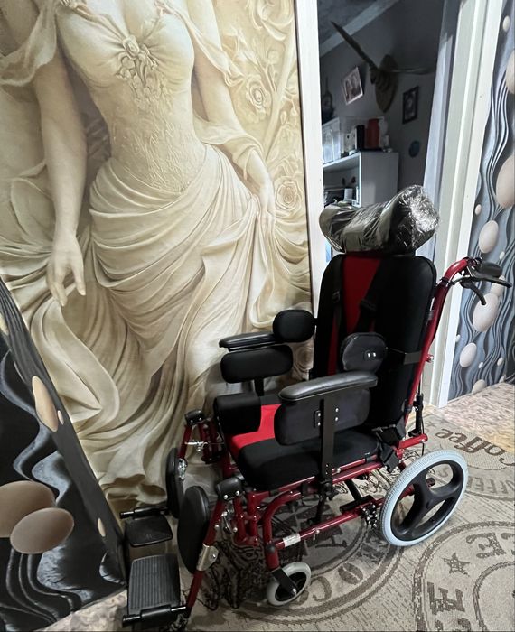 Коляска  для инвалидов , новая.