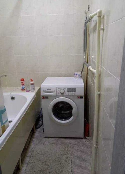 Чиланзар 3 квартал
 1-комнатная переделанная в 2- комнатную, 2 -этаж,