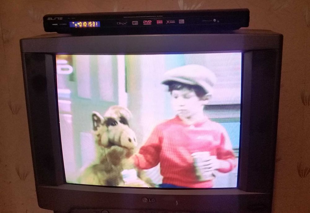 ТЕЛЕВИЗОР " L G " - 53ст / 21" .