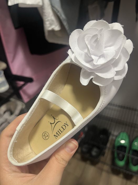 Продам белые туфельки