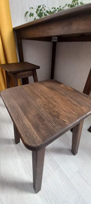 Деревянный стол с табуретками. Стол из дерева.