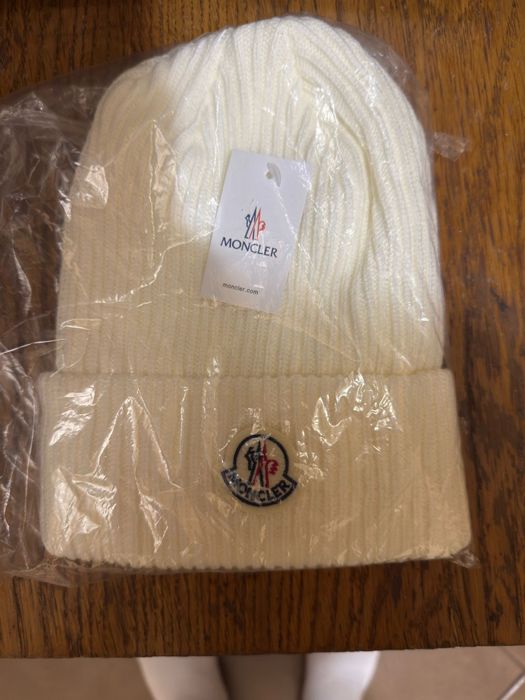 Caciula Moncler nouă