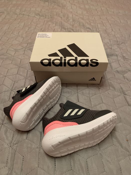 Чисто нови детски обувки Adidas номер 22