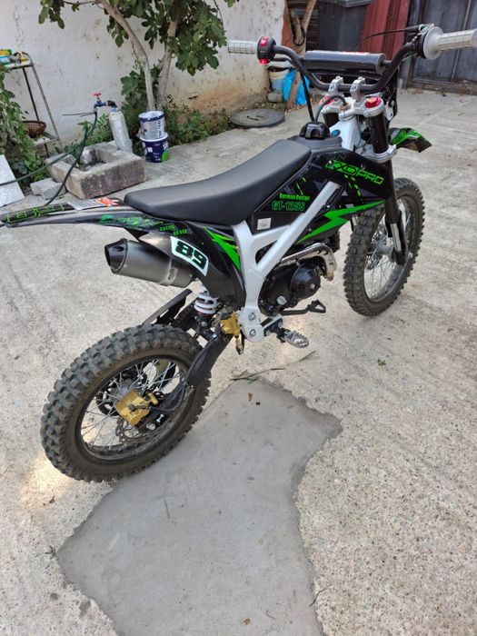 Vand enduro cu motor de 125cc,automat,dimensiunea rotilor este de17/14