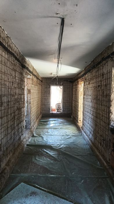 Executăm:  Tencuială  nisip ,ciment,multibat .Gletuit .Zugrăvit ,Rigi