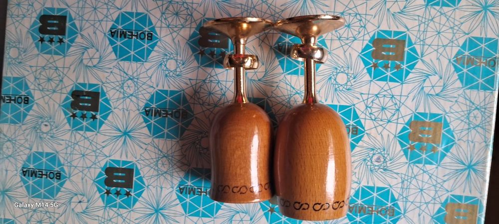 Свадебные  рюмки с обручальными кольцами новые,материал дуб