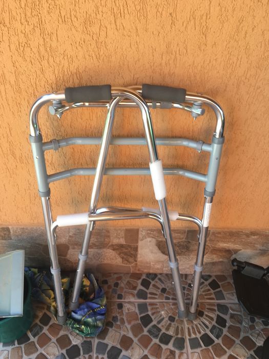 scaun cu rotile si cadru pentru sprijinire persoane cu disabilitati