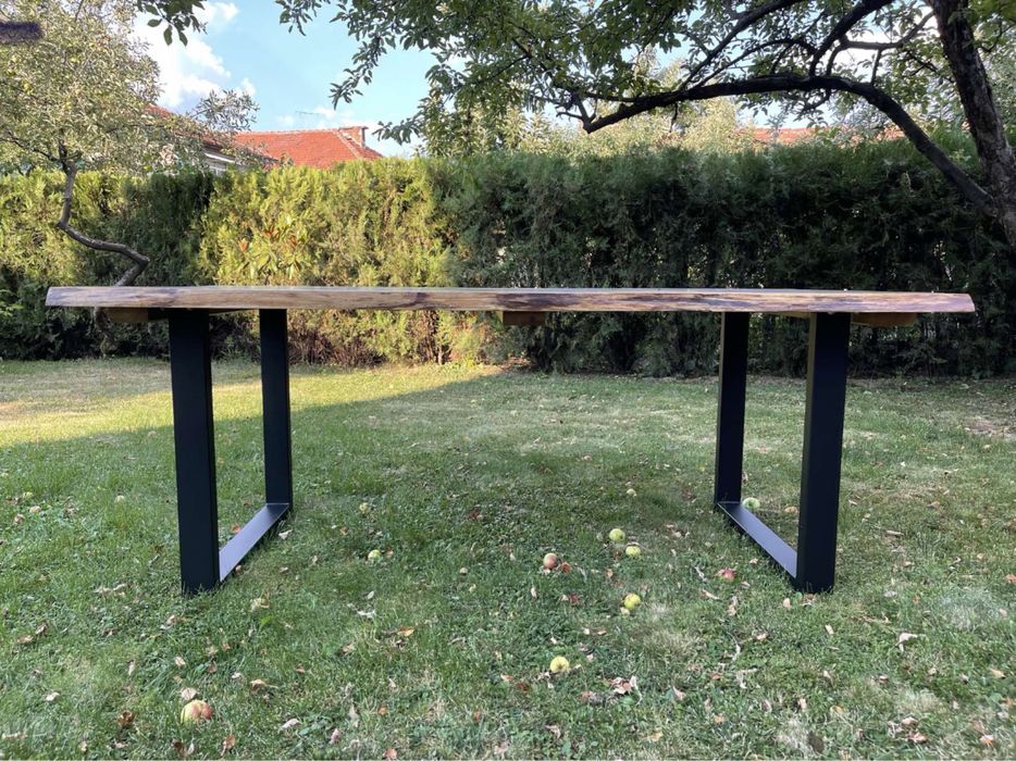 Маса с естествен ръб