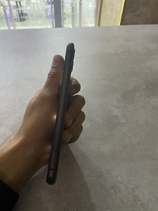 Айфон 11 черном свете