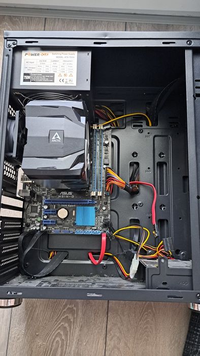 Компютър(без hdd/ssd) + части за компютър