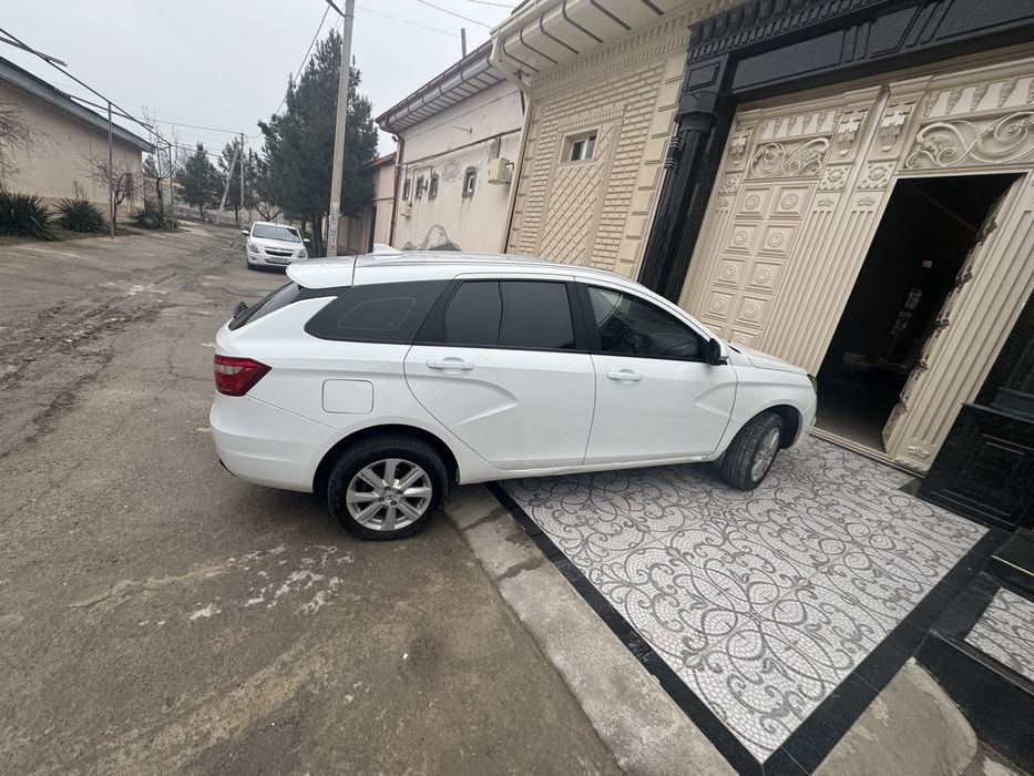 Lada vesta  ragi oq kiraska toza yurgani 4800 Metan 4 pakalena.  Aftam