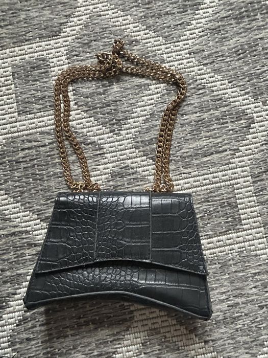 Женска черна чанта със златист цвят дръжки