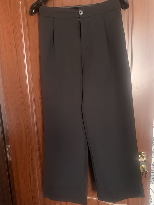 Нова бяла риза с брошка и камъни