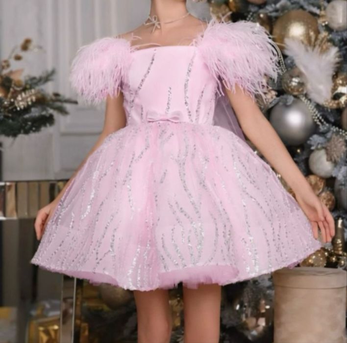 Детска рокля с пера