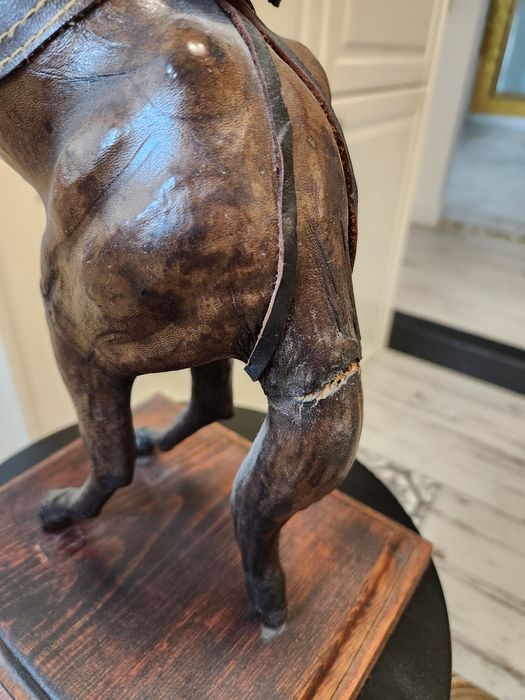 Винтидж кожена скулптура на конче