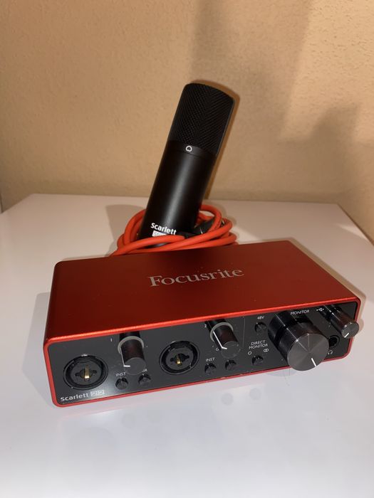 Focusrite Scarlett 2i2 + микрофон Scarlett Studio.