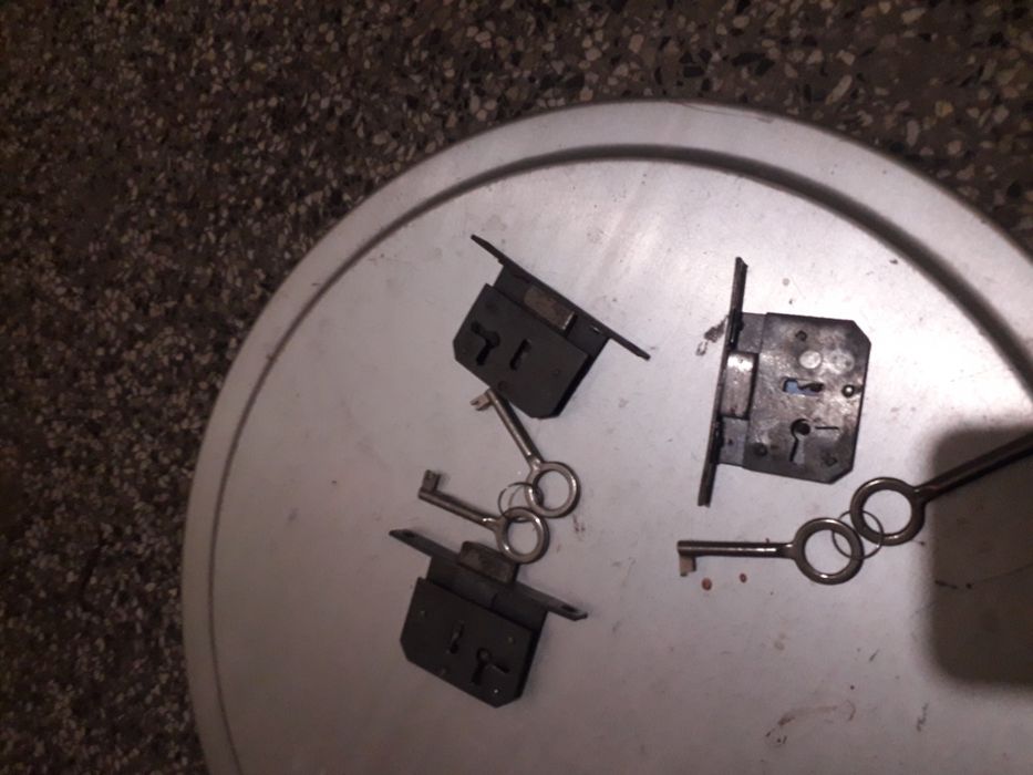 Брави за мебели различни видове