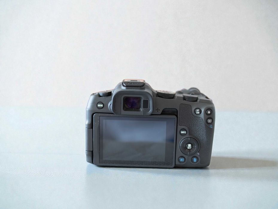Canon R8 stare foarte bună + acumulator extera (+ rf 50 1.8 4450)