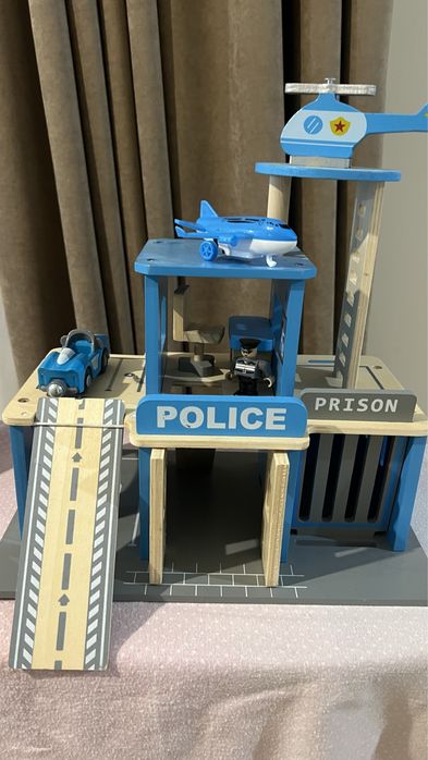 Дървена полицейска станция