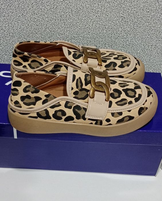 Продам обувь школьную для девочки,размеры 34,36,37