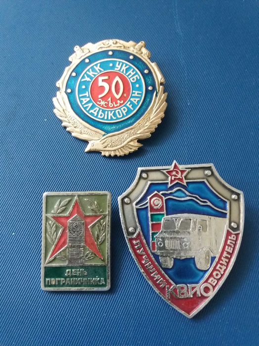 Значки продам  много