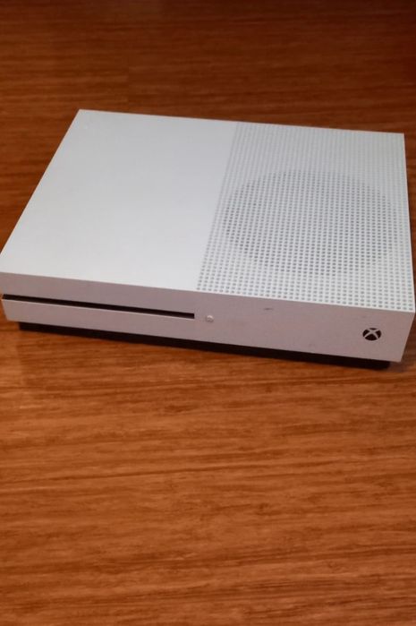Vând Xbox One S 1TB