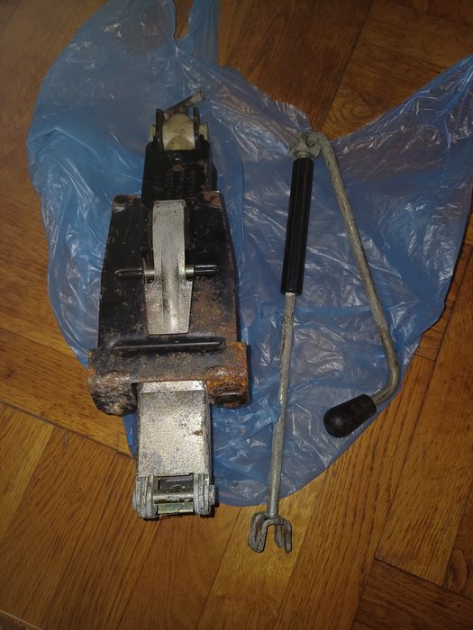 Секретни гайки за алуминиеви джанти и крик от Форд Мондео и оригинални