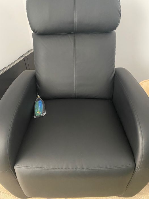 Vand masa extensibila 6-8pers pret 450 lei,fotolii masaj 750 lei buc