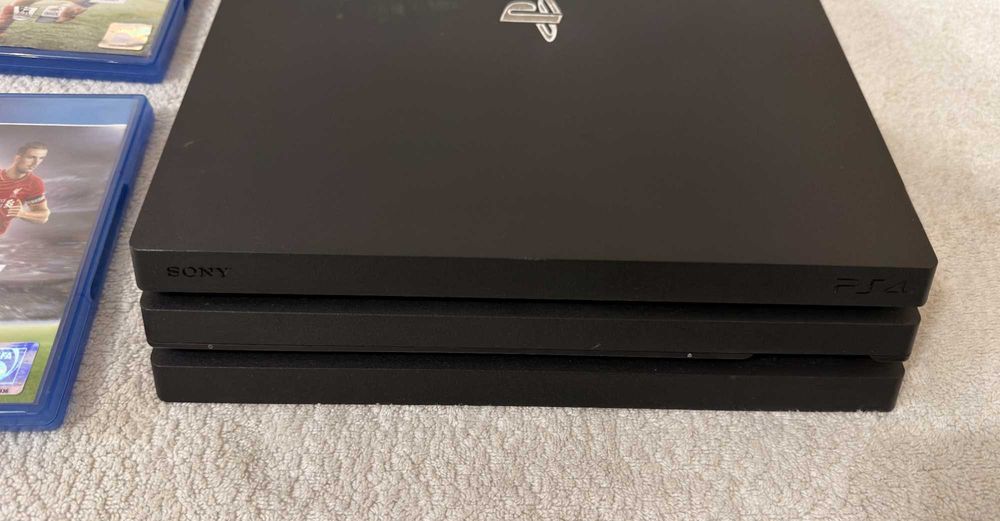 запазена - PS4 Pro + 2 бр Fifa + 2  джойстика, Playstation 4 Pro