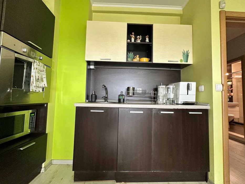 Кухня с уреди и мебели