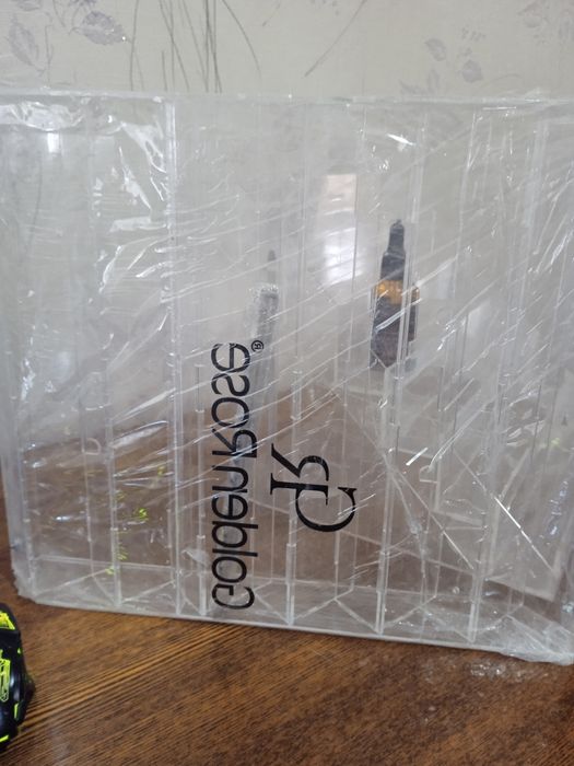 Горка из оргстекла, полка для лака.