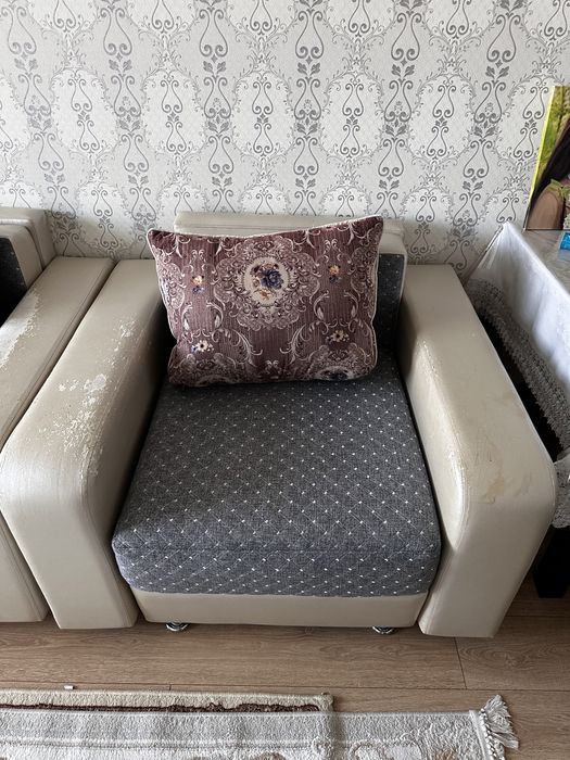 Гостиный диван и кресло