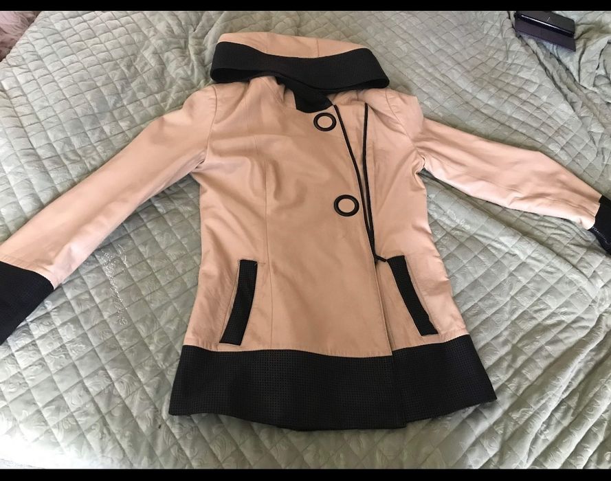 Отличная кожаная куртка с капюшоном