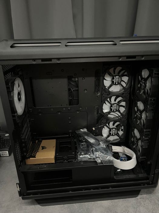 Компютърна кутия Corsair 5000T с допълнителни вентилатори