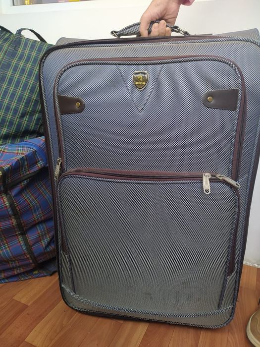 Чемодан большой вместительный