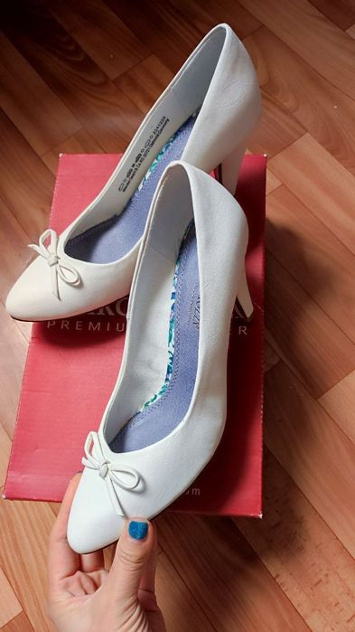 Белые новые туфли