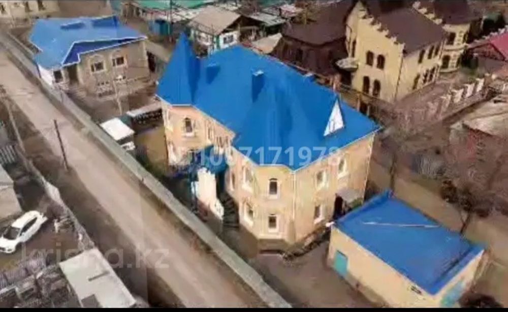 Трехэтажный коттедж в центре города