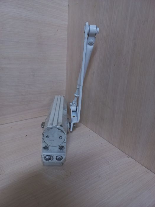 Дверной доводчик