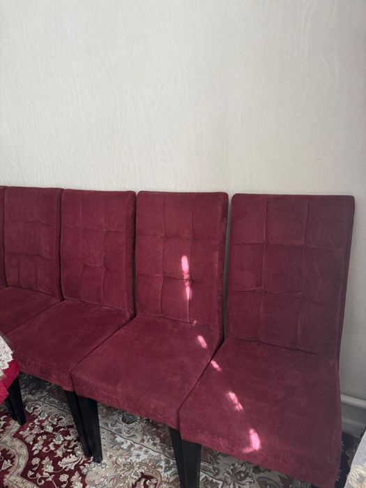 Гостинеый стол со стульями