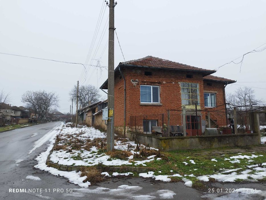 Продавам къща с двор в с. Новград
