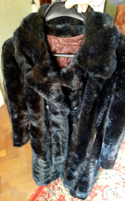 Vând haină de blana artificială de damă,culoarea neagră măsura XL