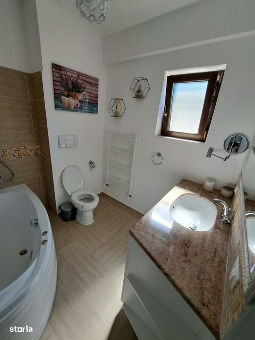Apartament cu 3 camere semidecomandate, Centru