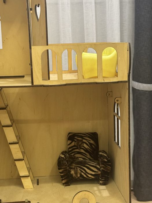 Деревянный домик для кукол