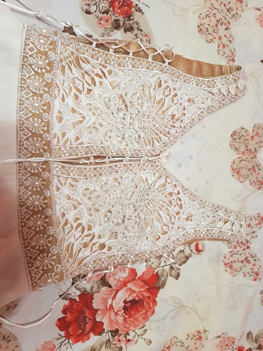 Красива къса сватбена рокля