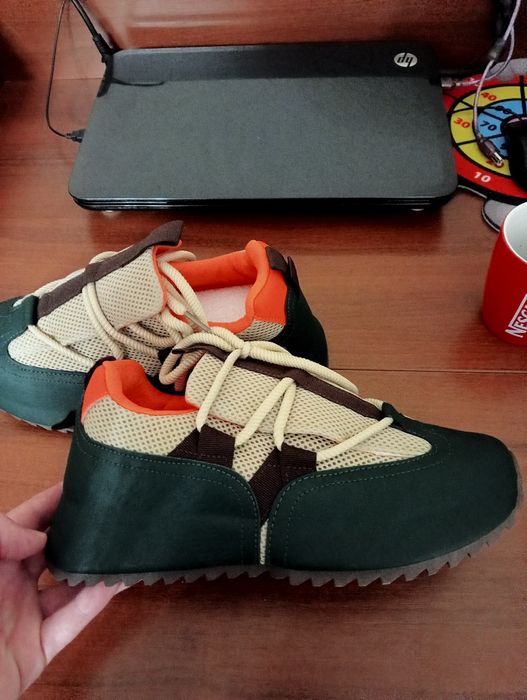 Кроссовки новые в упаковке