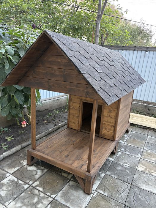 Будка для собаки. Загородный коттедж для питомца