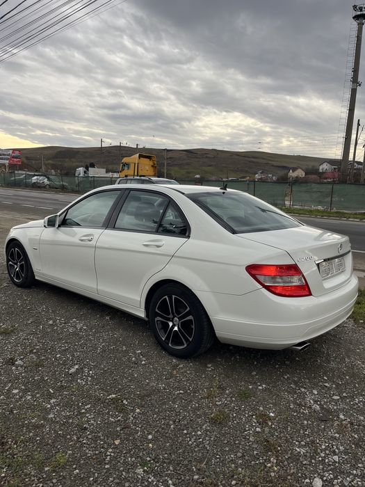Vand sau schimb mercedes c 200 an 2011