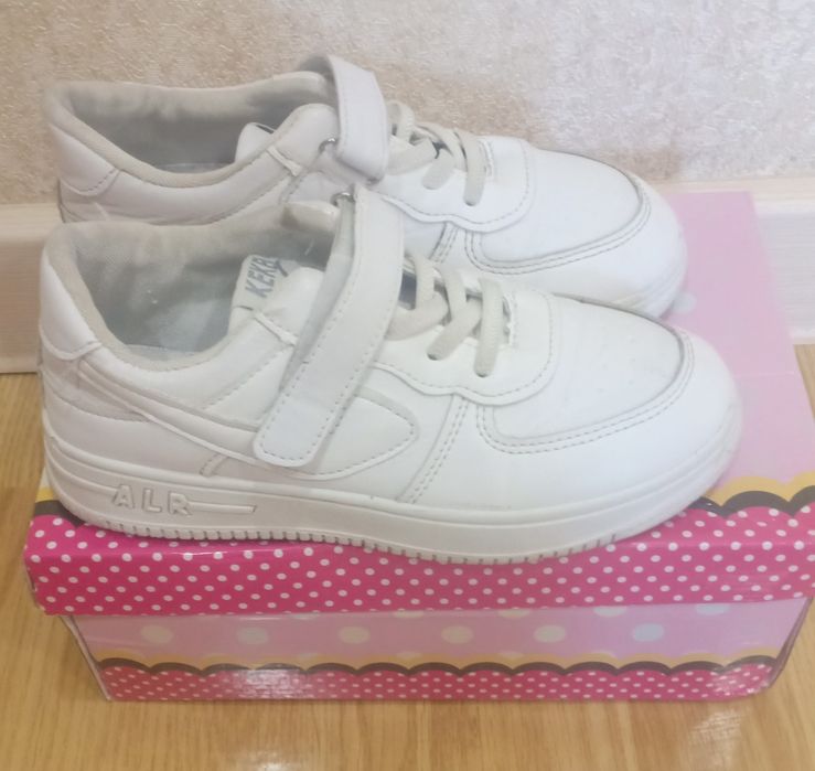 Женская обувь - кроссовки