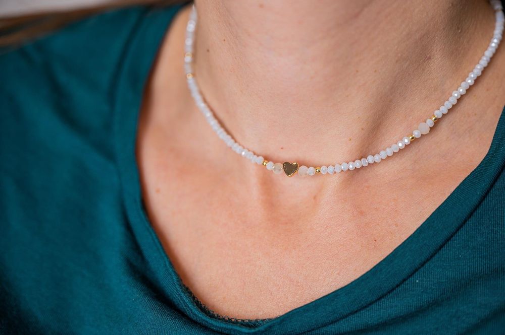 Колиета изработени с естествени камъчета, стъклени камъчета и мъниста