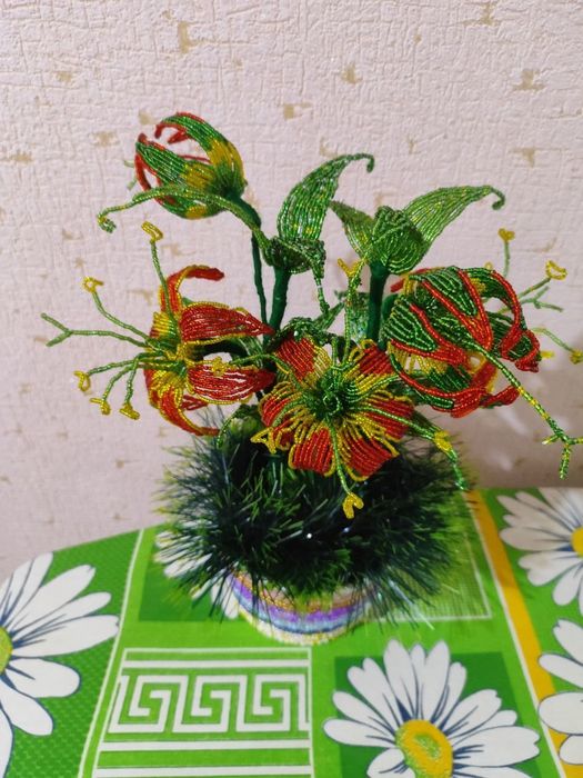 Цветы из бисера  с красивыми горшками